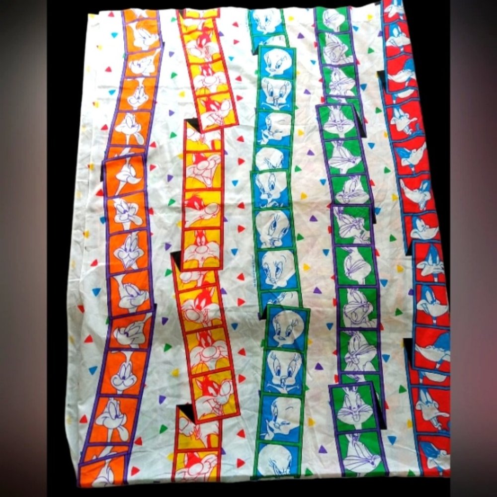 Warner Brothers Loony Toons 1993 twin top sheet only